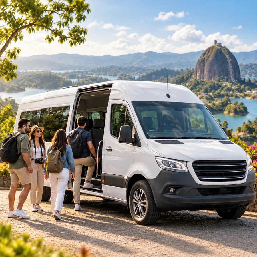 Van turística frente a un paisaje tipo Guatapé