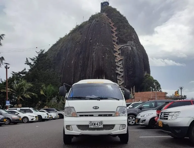 Van de turismo en un destino de Colombia