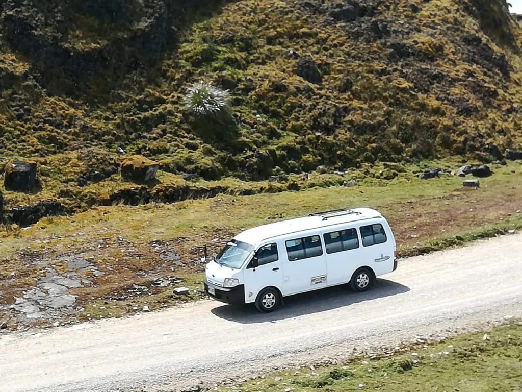 Van en carretera de montaña